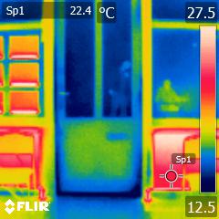 Image thermique d’une façade avec porte et vitrines montrant les écarts de température des châssis