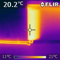 Image thermique d’un radiateur qui ne chauffe pas sur toute sa surface, avec ses conduites chaudes