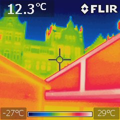 Image thermique d’un immeuble à Anderlecht : zones rouges de déperdition de chaleur au niveau de la toiture